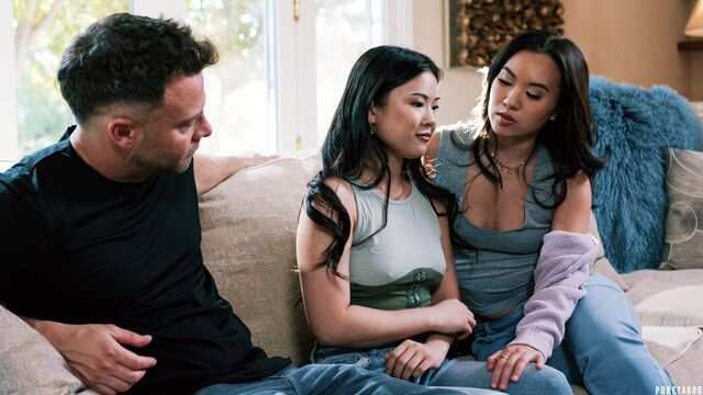 Азиатка привела подругу, чтобы устроить секс втроем и повеселиться...