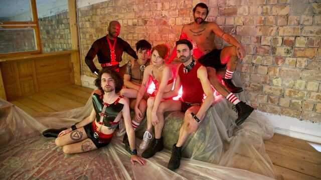 Рыжая оказалась в компании парней и смогла насладиться групповым сексом