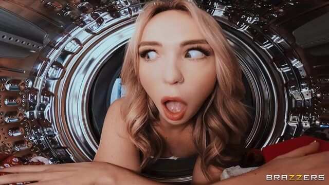 Страстная мамочка присоединилась к молодой парочке ради удовольствия...