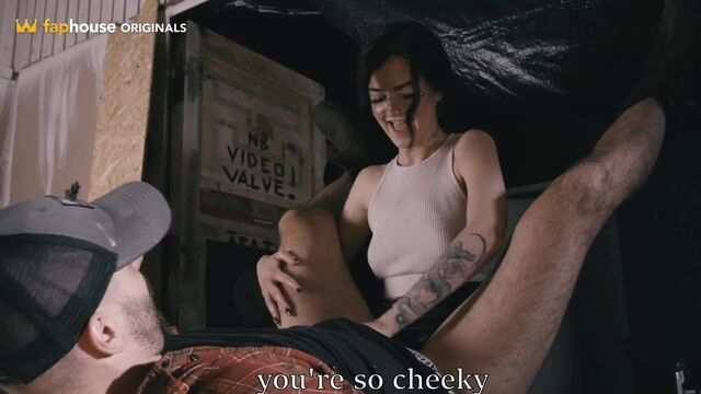 Брюнетка с натуральными сиськами страпоном отымела в анал одного чувака...