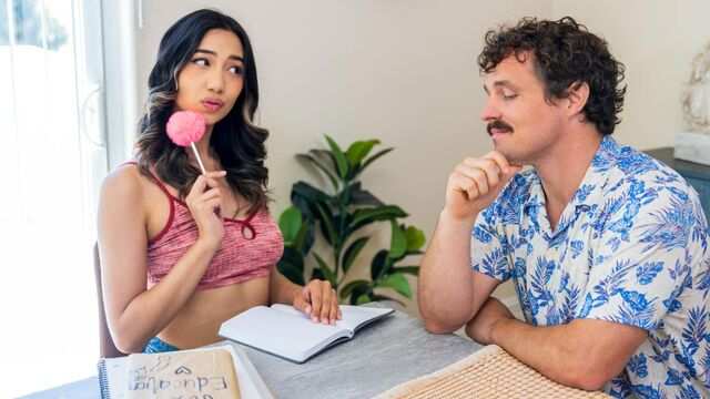 Симпатичная студентка порадовала своего репетитора первоклассным минетом...