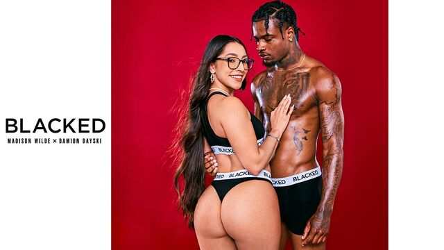 Скромница подставила волосатую пилотку для негра и кайфанула от куни