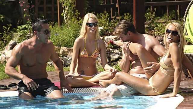 Каждая блондинка трахается со своим мачо во время жаркой групповушки...