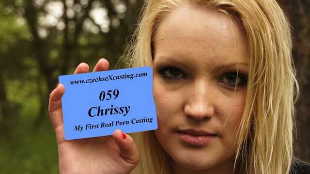 Молодая развратница с натуральными сиськами готова делать минет в лесу