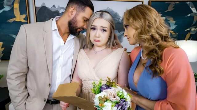 Мамочка может научить падчерицу и ее молодого человека секс-блаженству