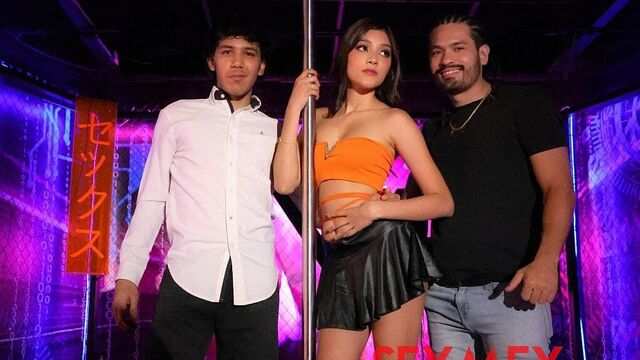 Горячая брюнетка отдалась новому знакомому на публике и испытала кайф