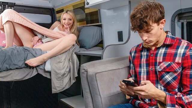 Брат потрогал мокрую киску сводной сестры-блондинки во время поездки