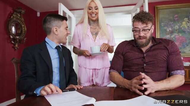 Грудастая татуированная милфа умело справляется с двумя членами...