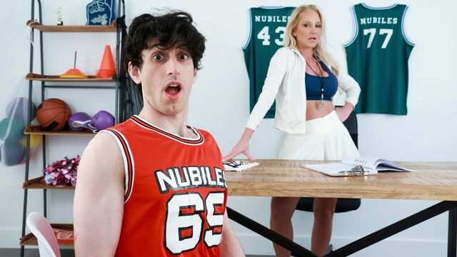 Молодой спортсмен насладился минетом и сексом с опытной тренершей...