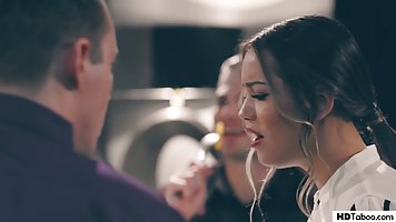 Брюнетка с волосатой киской во время ужина подарила любовнику шикарный хардкор...